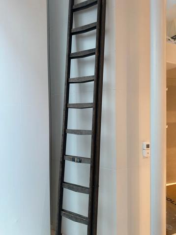 Vintage houten ladder beschikbaar voor biedingen