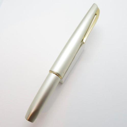 Platinum - Short (pearl silver) - 18K gold nib (Soft Fine) -, Verzamelen, Pennenverzamelingen
