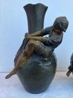 Vaas (2) - Brons - August Moreau