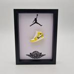 Lijst- Mini sneaker AJ1 Air Jordan 1 Dynamic gele bloemen, Antiek en Kunst