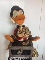 Uncle Scrooge sitting on a treasure chest - 57 cm Statue, Nieuw