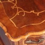 Rococo commode ca 1745 orgelgebogen en met rijk inlegwerk N, Antiek en Kunst, Antiek | Meubels | Kasten, Ophalen of Verzenden