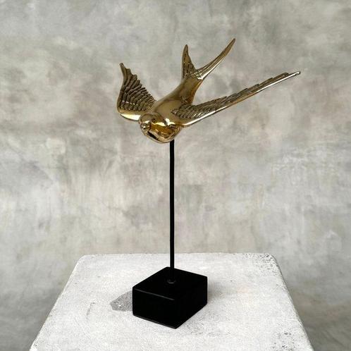 sculptuur, NO RESERVE PRICE - Swallow Fly Down on Stand - 26, Antiek en Kunst, Curiosa en Brocante