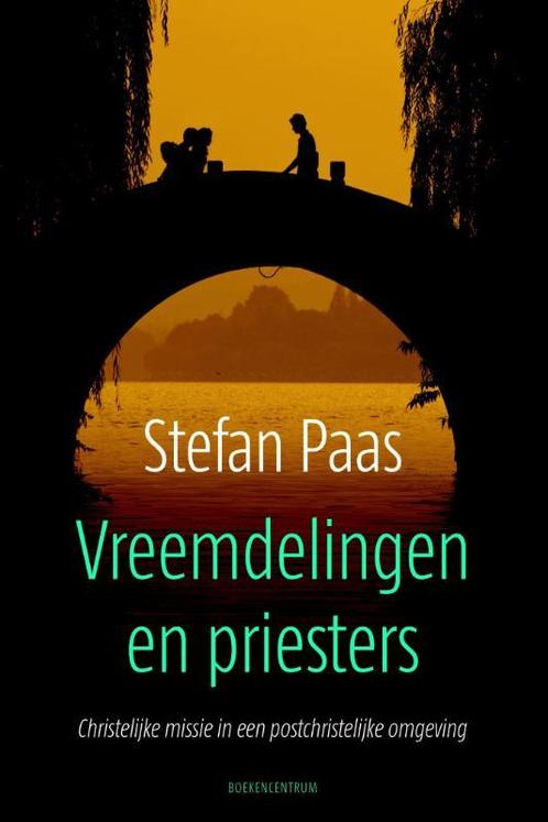 Vreemdelingen en priesters 9789023970446 Stefan Paas, Boeken, Godsdienst en Theologie, Gelezen, Verzenden