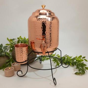 Puur koperen watertank ± 5 liter met standaard en 1 beker beschikbaar voor biedingen