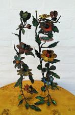 Twee smeedijzeren Art Deco ornamenten met kaarsenhouders -