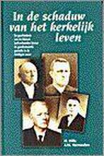IN DE SCHADUW VAN HET KERKELIJK LEVEN 9789061404453, Boeken, Godsdienst en Theologie, Verzenden, Zo goed als nieuw, VERMEULEN
