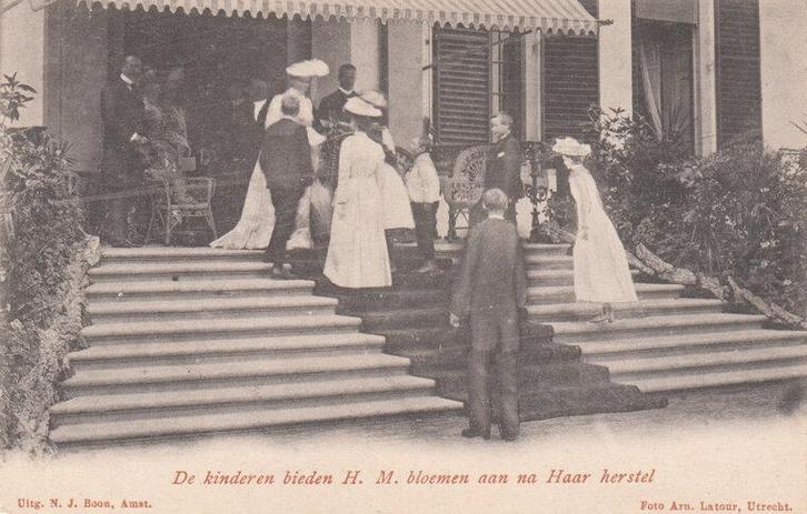 KONINKLIJK HUIS - De Kinderen bieden H. M. bloemen aan na..., Verzamelen, Ansichtkaarten | Nederland, Verzenden