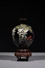 Vaas - Emaille, Een donkergrond cloisonné-vaas met witte