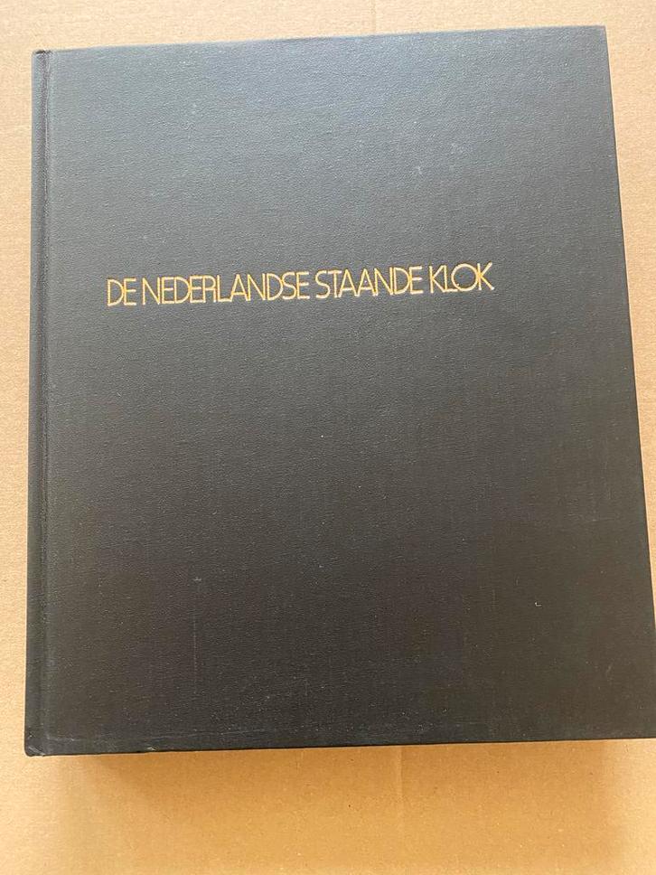 Standaardwerk - De Nederlandse Staande Klok - 497 blz., Antiek en Kunst, Antiek | Klokken, Ophalen of Verzenden