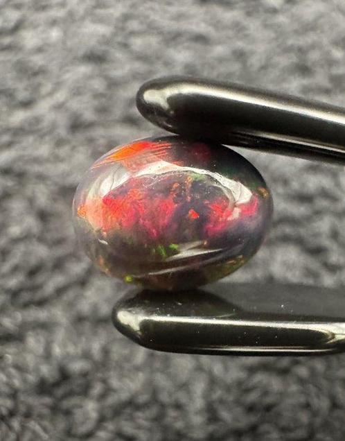 2,84ct Zwarte Opaal Cabochons- 0.57 g - (2), Verzamelen, Mineralen en Fossielen