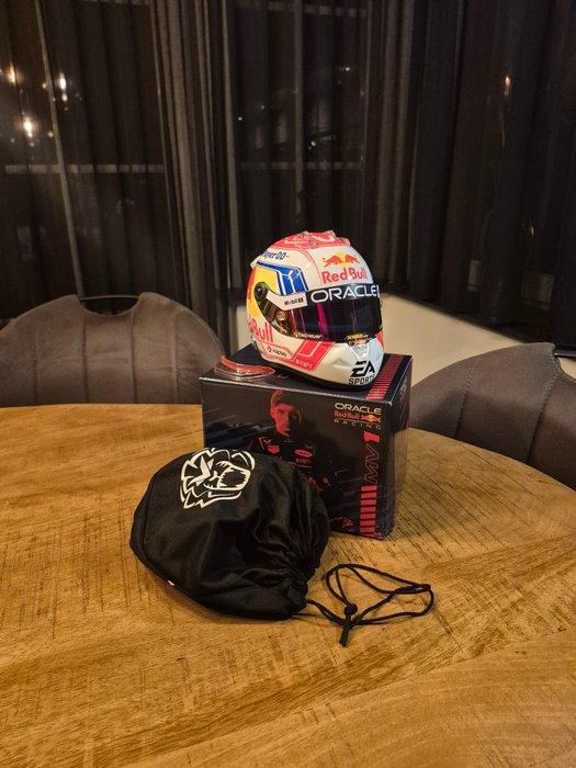Red Bull Racing - Max Verstappen - 2023 - Scale 1/2 helmet, Verzamelen, Automerken, Motoren en Formule 1