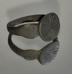 Middeleeuwen, kruisvaardersperiode Brons ring met een