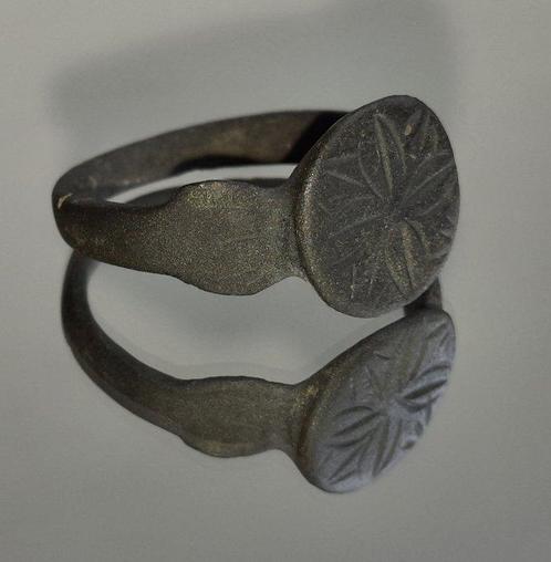 Middeleeuwen, kruisvaardersperiode Brons ring met een, Sieraden, Tassen en Uiterlijk, Antieke sieraden