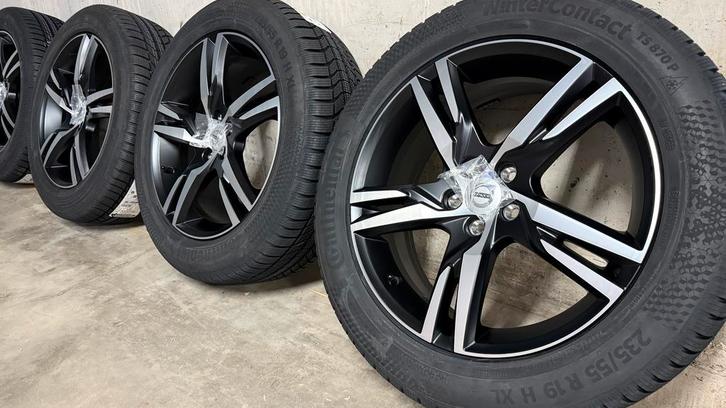 Nieuw 19 inch XC60 velgen met winterbanden R design T6 en T8, Auto-onderdelen, Banden en Velgen, 19 inch, Winterbanden, 235 mm