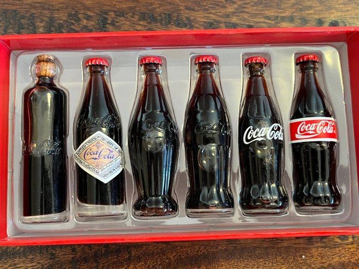 Themacollectie - Coca-Cola Fles Evolutie Set – 1996, Antiek en Kunst, Antiek | Speelgoed