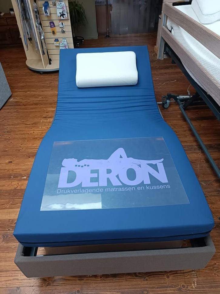 Hoog-Laag bed Deron/ Senioren bed in nieuwstaat, kleur taupe, Huis en Inrichting, Slaapkamer | Bedden, 90 cm, 200 cm, Verstelbaar