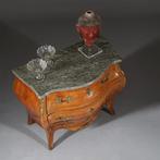 Zeer fraai gebombeerde commode met rijk inlegwerk ca 1920 Ro, Antiek en Kunst, Antiek | Meubels | Kasten, Ophalen of Verzenden