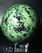 Ruby Zoisite Sphere met zwarte biotiet-inclusies — Ø 95mm --