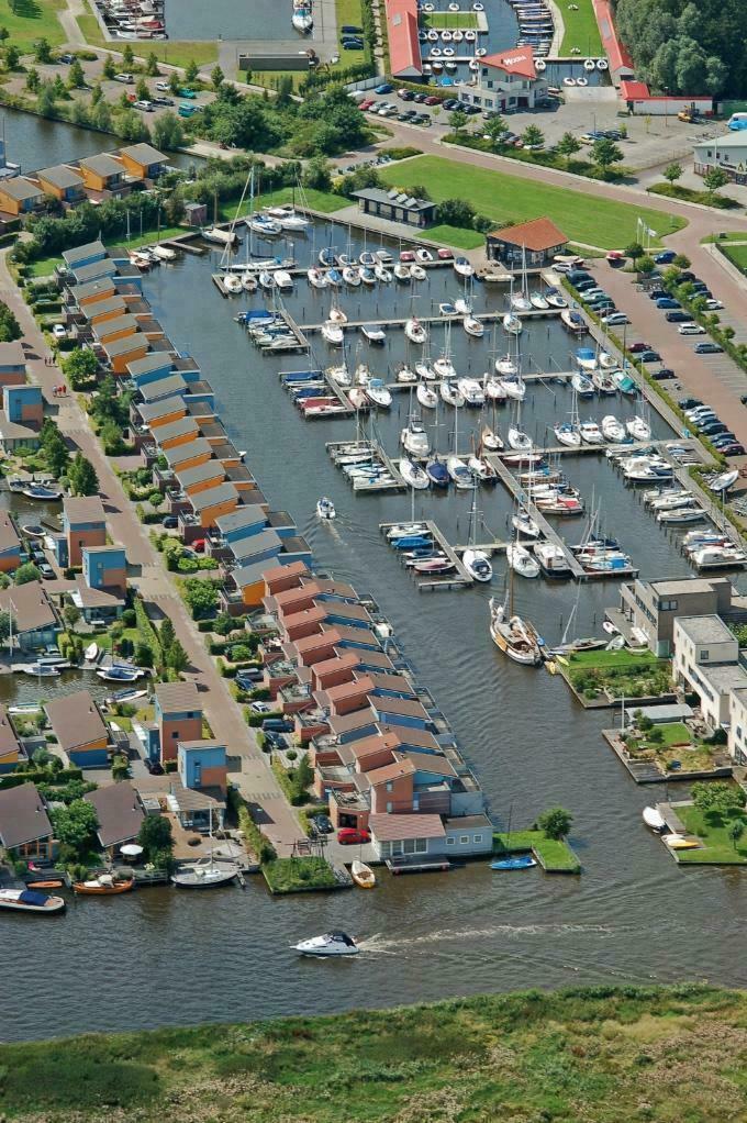 Ligplaatsen in Heeg Friesland 7 t/m 10 meter, Watersport en Boten, Ligplaatsen, Binnen en Buiten, Winter, Lente, Zomer, Herfst