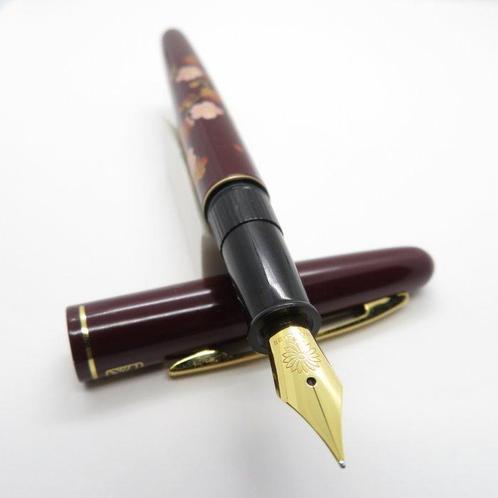 Kuretake & Wancher - Maki-e with Eda-zakura design -, Verzamelen, Pennenverzamelingen