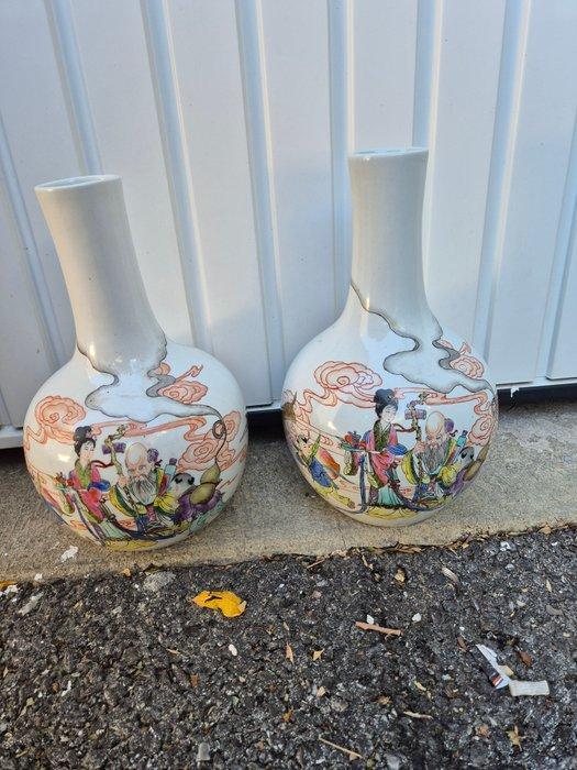Paren Chinese vazen in polychroom geëmailleerd porselein,, Antiek en Kunst, Antiek | Overige Antiek