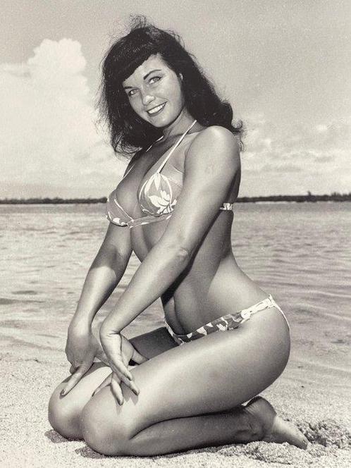 Bunny Yeager (1929-2014) - Pin-Up Bettie Page in Key, Antiek en Kunst, Kunst | Schilderijen | Modern