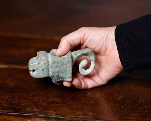 Pre-Columbiaans enorme Valdiviaanse stenen mortier met, Verzamelen, Mineralen en Fossielen