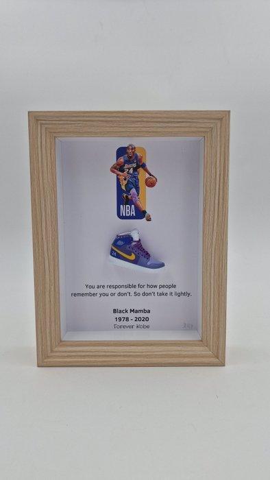 Lijst- Mini sneaker AJ1 Air Jordan 1 x Kobe Bryant, Antiek en Kunst, Kunst | Designobjecten