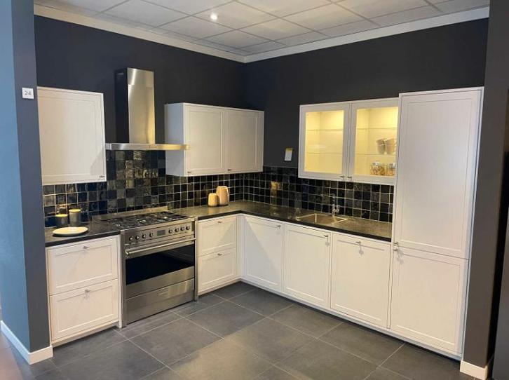 Landelijke hoekkeuken met Smeg fornuis, Huis en Inrichting, Keuken | Complete keukens, Graniet of Steen, Wit, Zo goed als nieuw