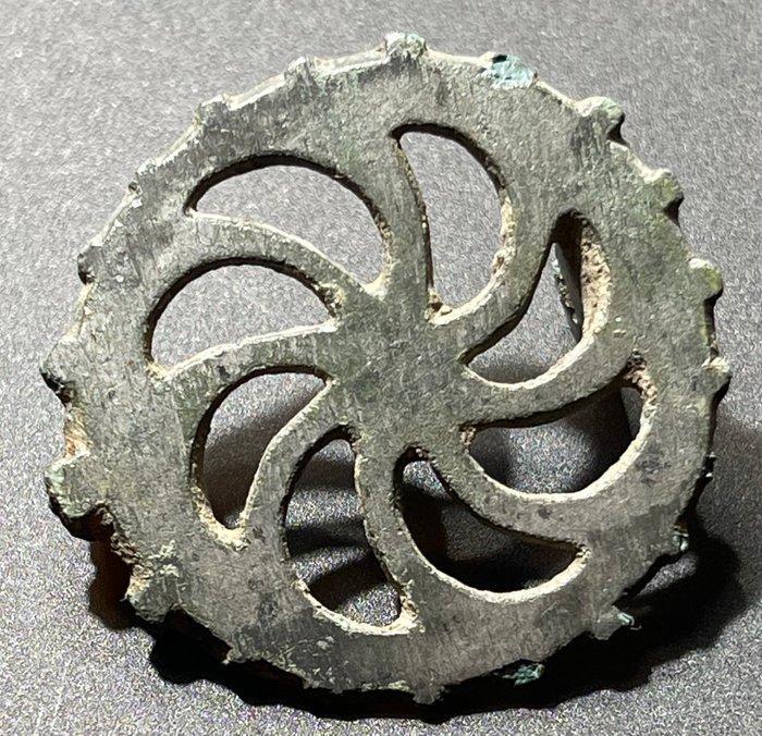 Oud-Romeins Bronzen opengewerkte schijf-broche fibula in de, Antiek en Kunst, Antiek | Overige Antiek