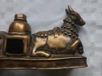 Twee Nandi met een lingam in het midden, ritueel, brons, 35