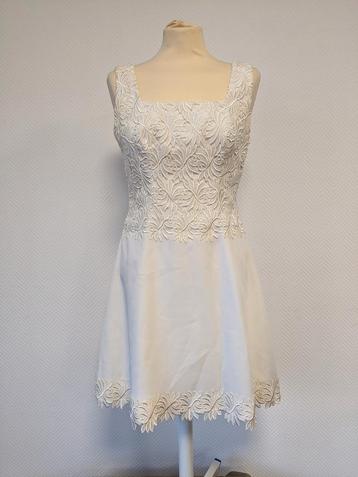 Elegant White Embroidered Dress Size 38 beschikbaar voor biedingen