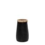 Vaas Sneaky – terracotta met raffia details in zwart, Huis en Inrichting, Verzenden, Nieuw