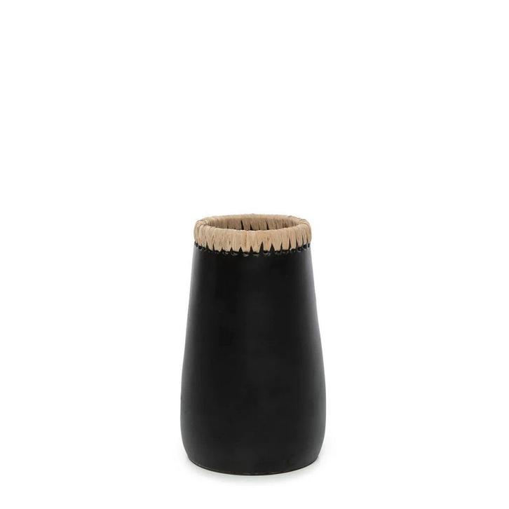 Vaas Sneaky – terracotta met raffia details in zwart, Huis en Inrichting, Woonaccessoires | Vazen, Verzenden