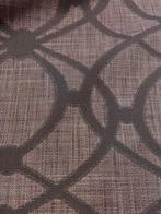 Prachtige stof bewerkt met sierlijke ontwerpen op de tinten