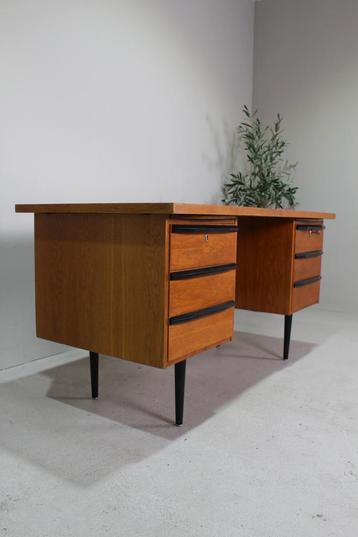 Vintage bureau jaren 60 beschikbaar voor biedingen