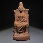 Oud-Egyptisch Terracotta Isis die borstvoeding geeft, beeld