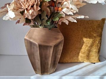 Shop de mooiste vazen bij www.sfeerenmore.nl beschikbaar voor biedingen