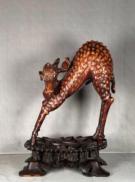 Figuur - root sculpture of a recumbent deer. - wortel -, Antiek en Kunst, Antiek | Overige Antiek