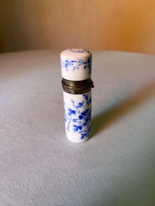 Parfumfles - Porselein - Porseleinen parfumflesje, Antiek en Kunst, Antiek | Glas en Kristal