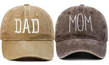 Set met 1 cap Mom bruin en 1 cap Dad beige beschikbaar voor biedingen