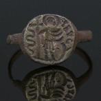 Middeleeuwen, kruisvaardersperiode Brons Ring waarop een