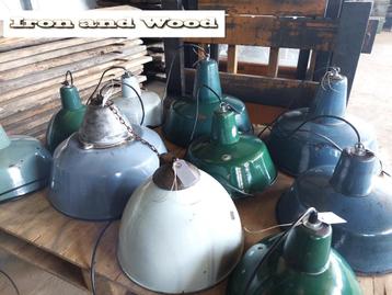 Oude vintage emaille lampen in diverse kleuren en maten beschikbaar voor biedingen