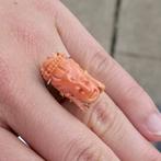 Vintage gouden ring van Kuan Yin in bloedkoraal, Gebruikt, Overige kleuren, Ophalen of Verzenden, 17 tot 18
