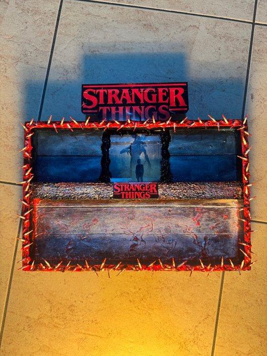 Collectie merkartikelen - promotietent - Stranger Things, Antiek en Kunst, Antiek | Overige Antiek