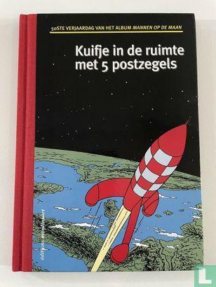 ? - Kuifje in de ruimte met 5 postzegels - 50e verjaardag..., Boeken, Avontuur en Actie, Zo goed als nieuw, Verzenden