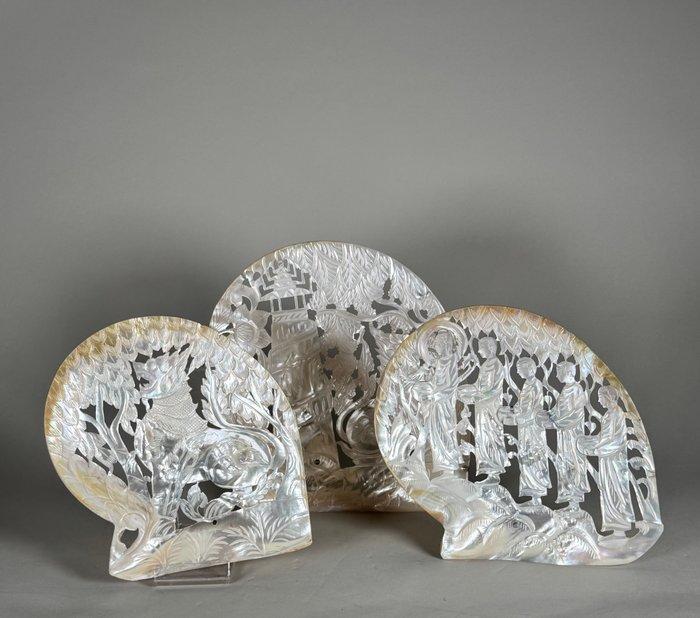 Figuur - A set of three large carved shells - parelmoer -, Antiek en Kunst, Antiek | Overige Antiek