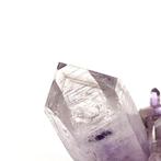 Esthetische amethistengroep met phantom Kristallen op matrix