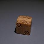 Oud-Romeins Been Dobbelstenen voor spellen. 11 mm hoog.